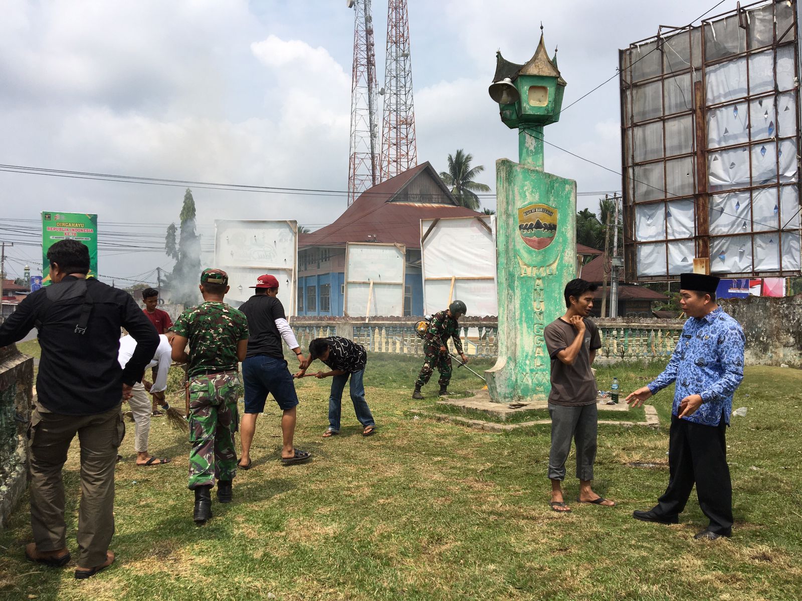 Goro di Tugu Simpang Tiga Inderapura