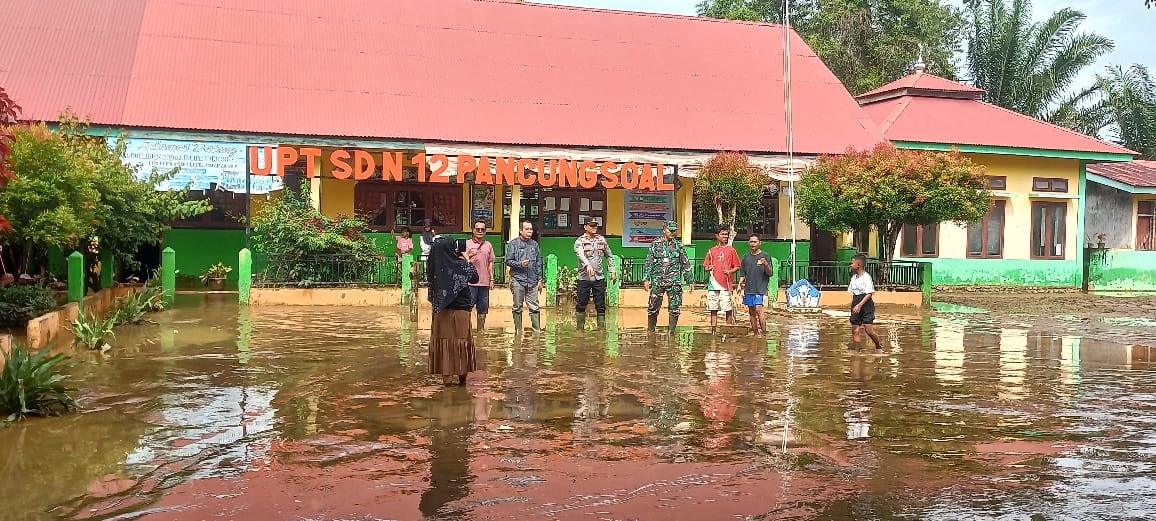  Meninjau SDN 12 Pancung Soal yang terdampak banjir.