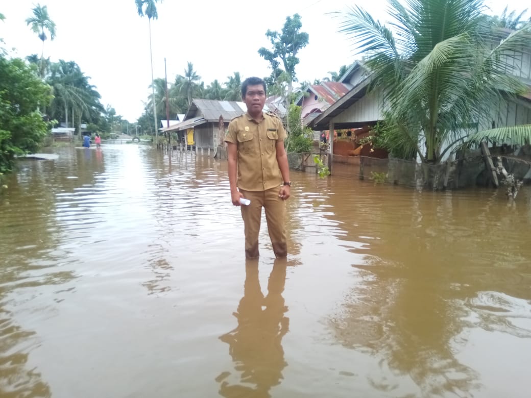 Meninjau Lokasi Bencana Banjir di Nagari Teluk Ampalu Inderapura 