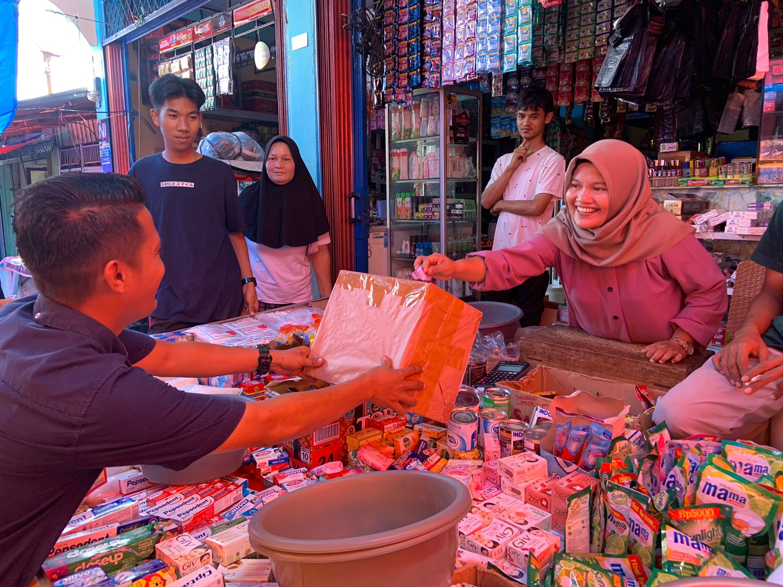 Menjalankan Kotak Sumbangan untuk Acara MTQ di Pasar Inpres Inderapura 