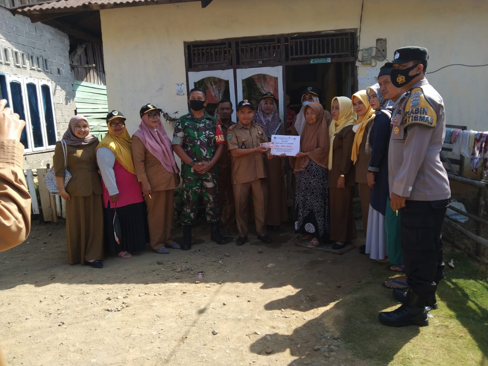 Penyerahan BLT Dana Desa di Nagari Simpang Lama Inderapura