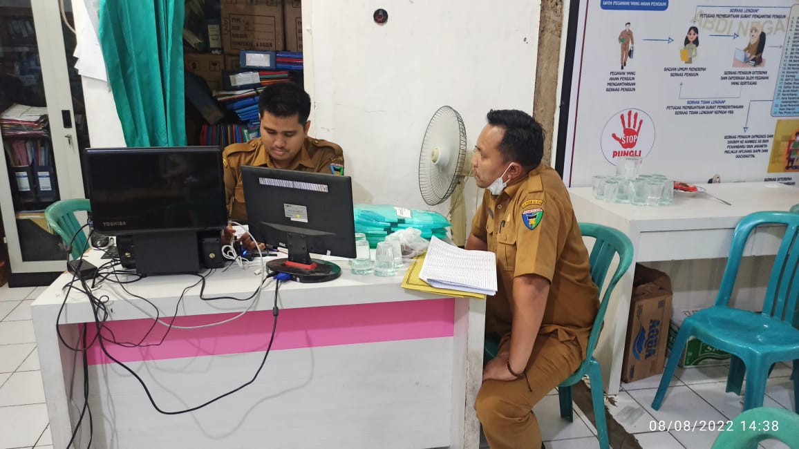 Penyerahan Berkas Pemetaan Pegawai Honor di Kantor BKPSDM