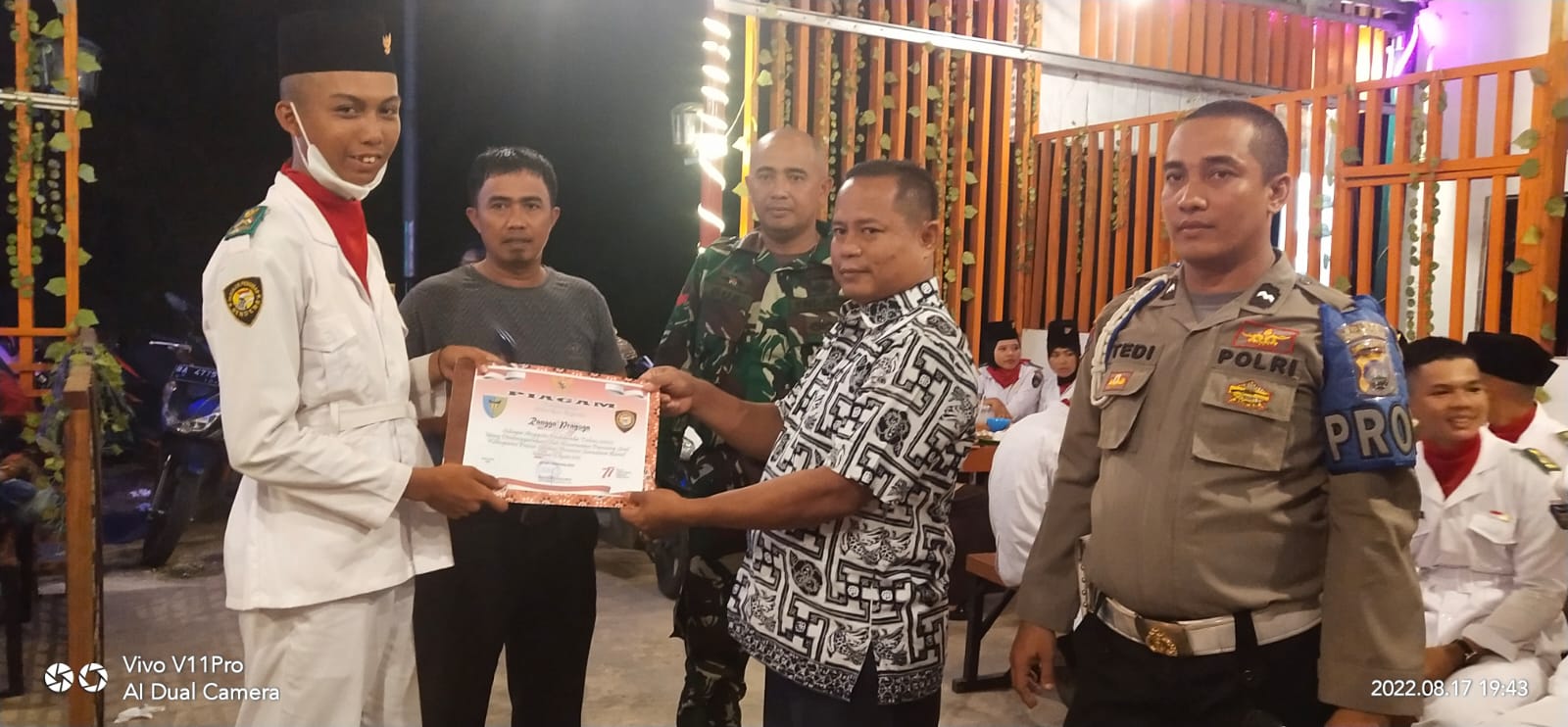 Penyerahan Sertifikat Paskibra oleh Camat Pancung Soal 