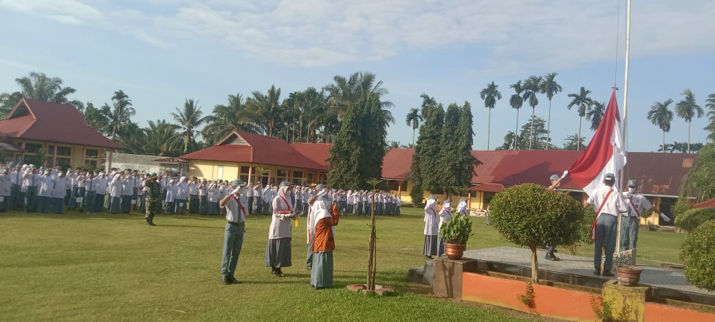 Upacara Bendera Hari Kebangkitan Nasional di SMA N 1 Pancung Soal